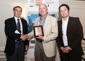 Last year winner - Dwayne Gremler together with Paul Patterson, chair of the committee, and Werner Kunz, Chair of SERVSIG